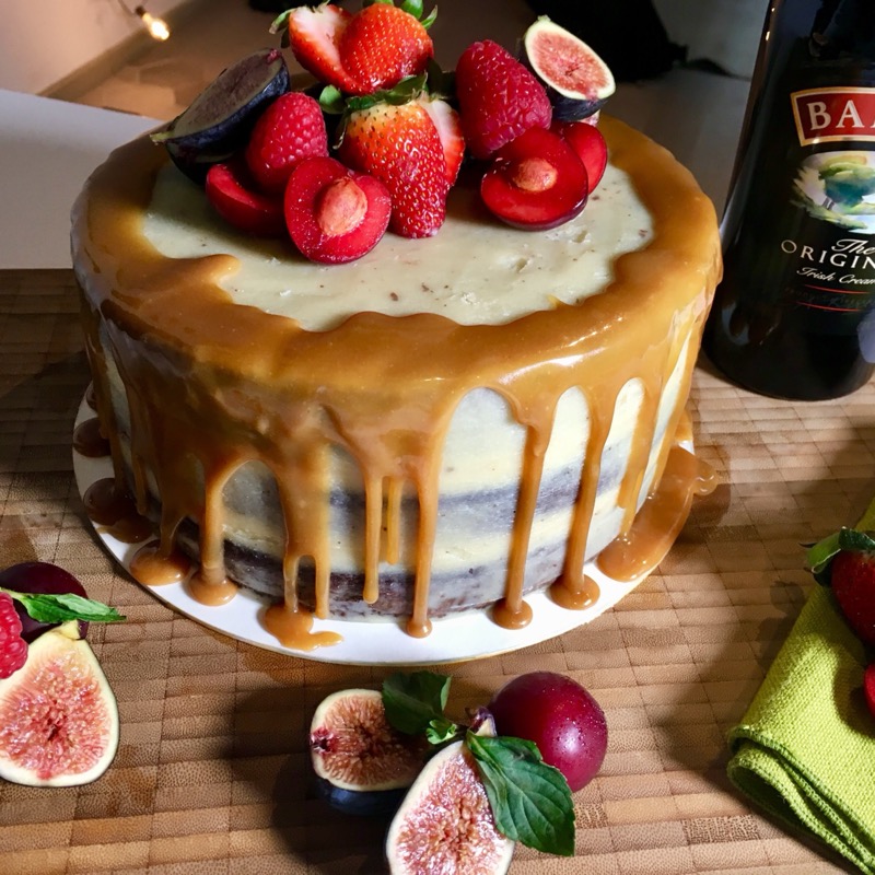 Pastel con caramelo, higos y fresas para Baileys