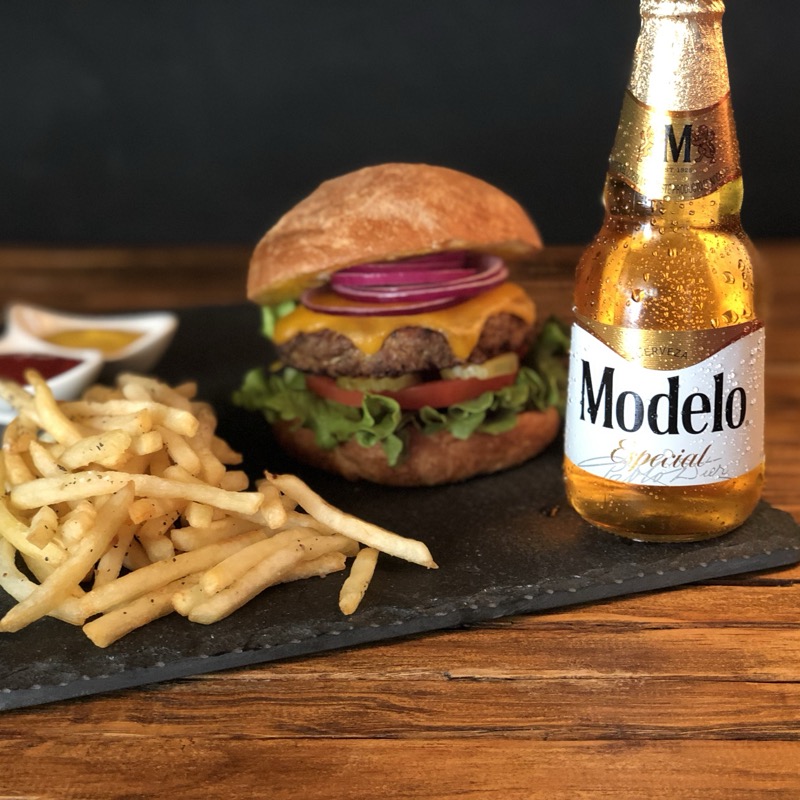 Hamburguesa con papas y Cerveza Modelo Especial