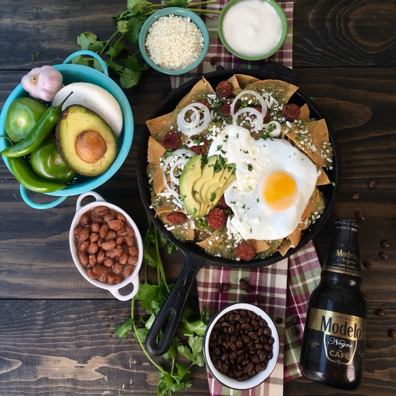 Chilaquiles con huevo estrellado para Cerveza Modelo Negra
