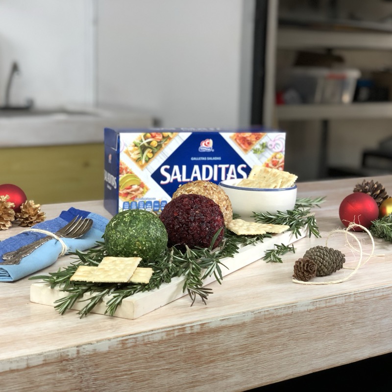 Esferas de queso con Galletas Saladitas — escena navideña