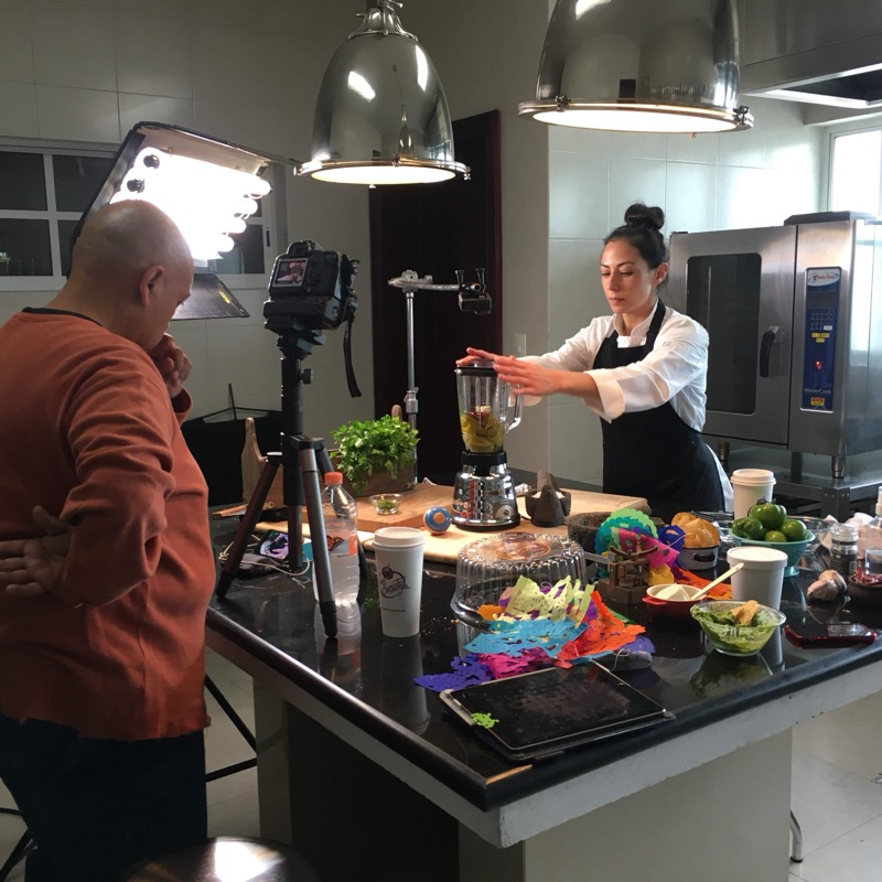 Claudia en set de producción para Two Hungry Mexicans