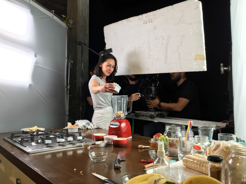Claudia Aranda en set de producción Quaker