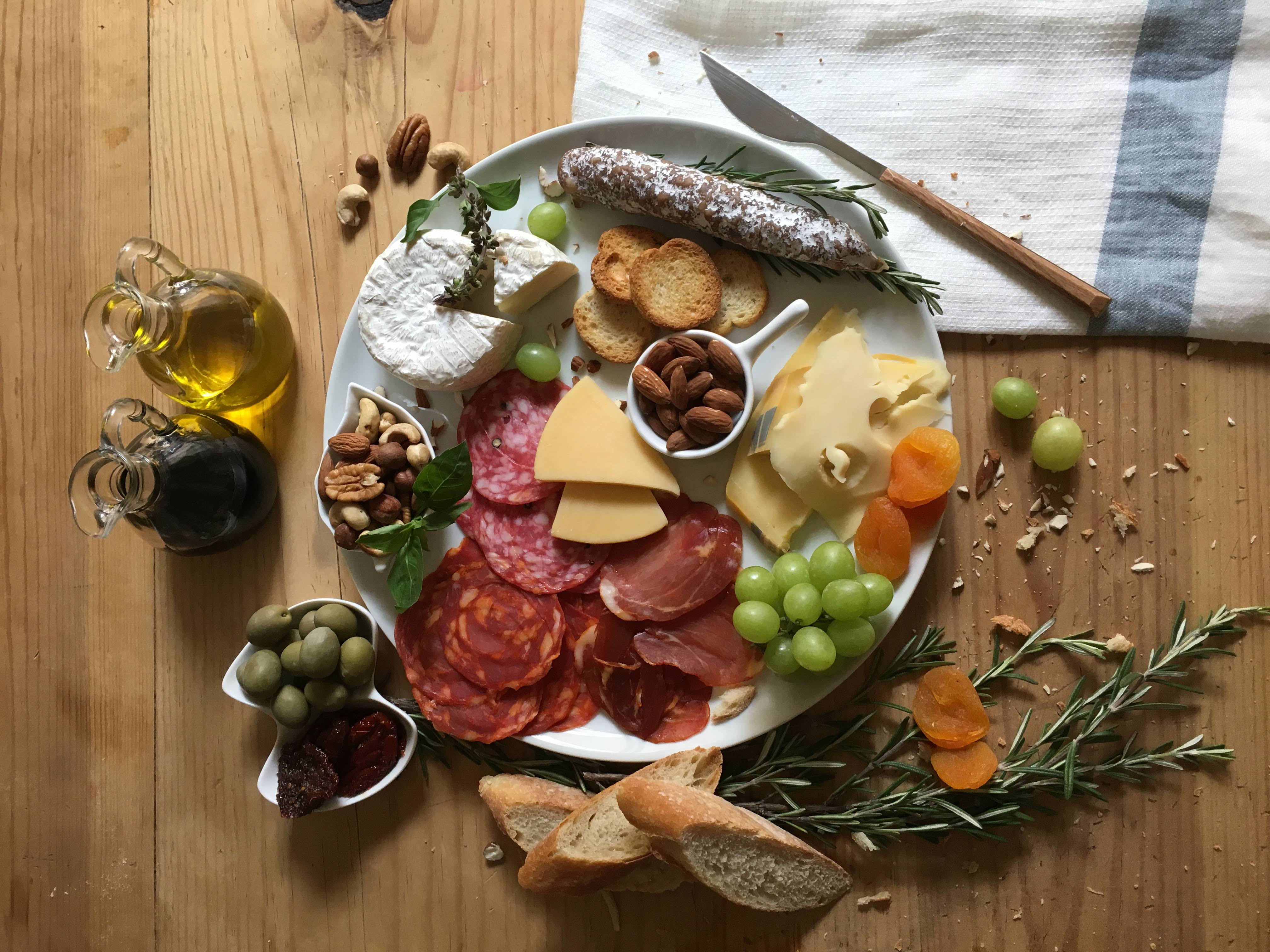 Tabla de charcutería y quesos — estilismo gourmet