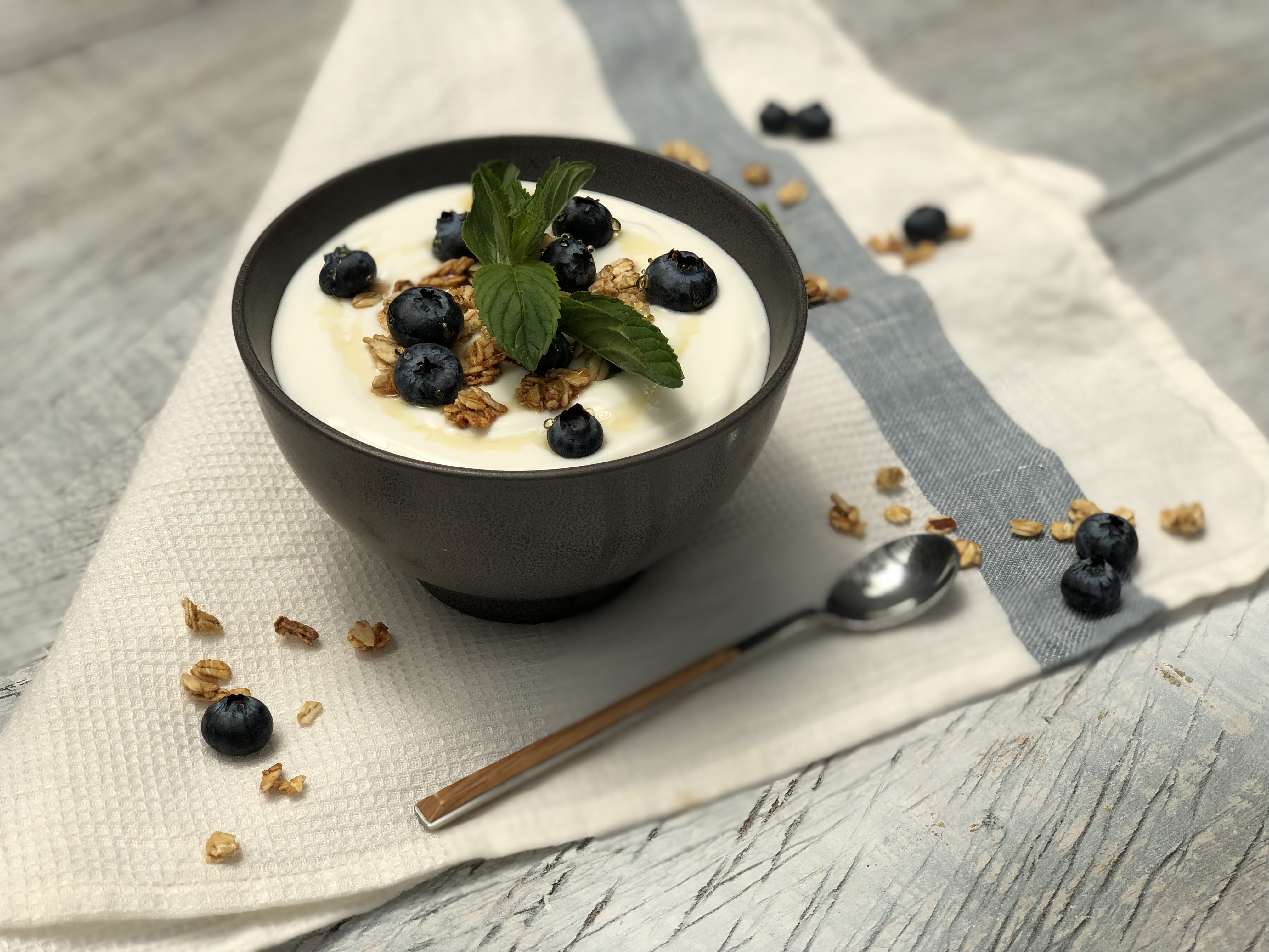 Tazón de yogurt con arándanos y granola — Danone