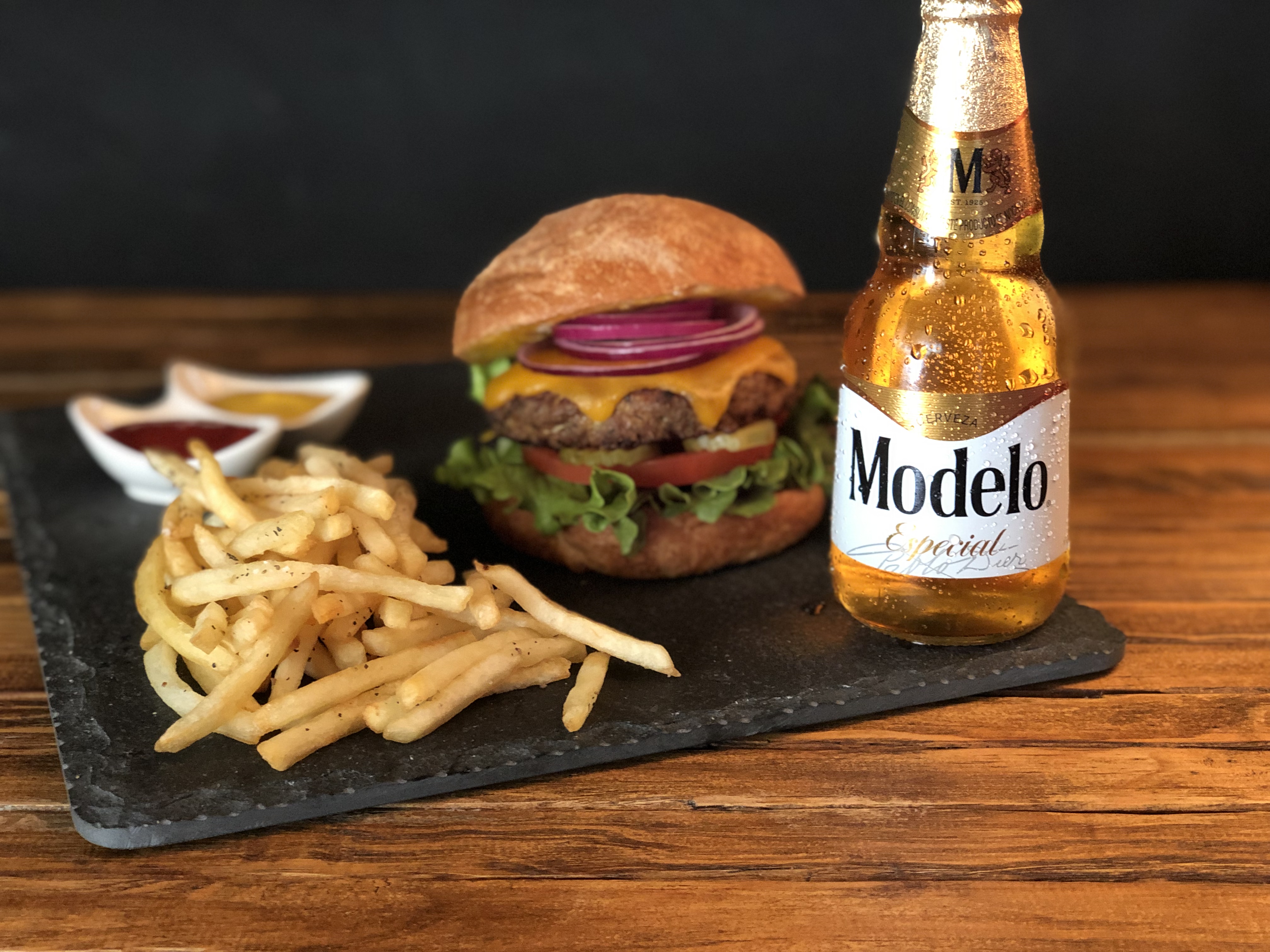 Hamburguesa con papas y Cerveza Modelo Especial