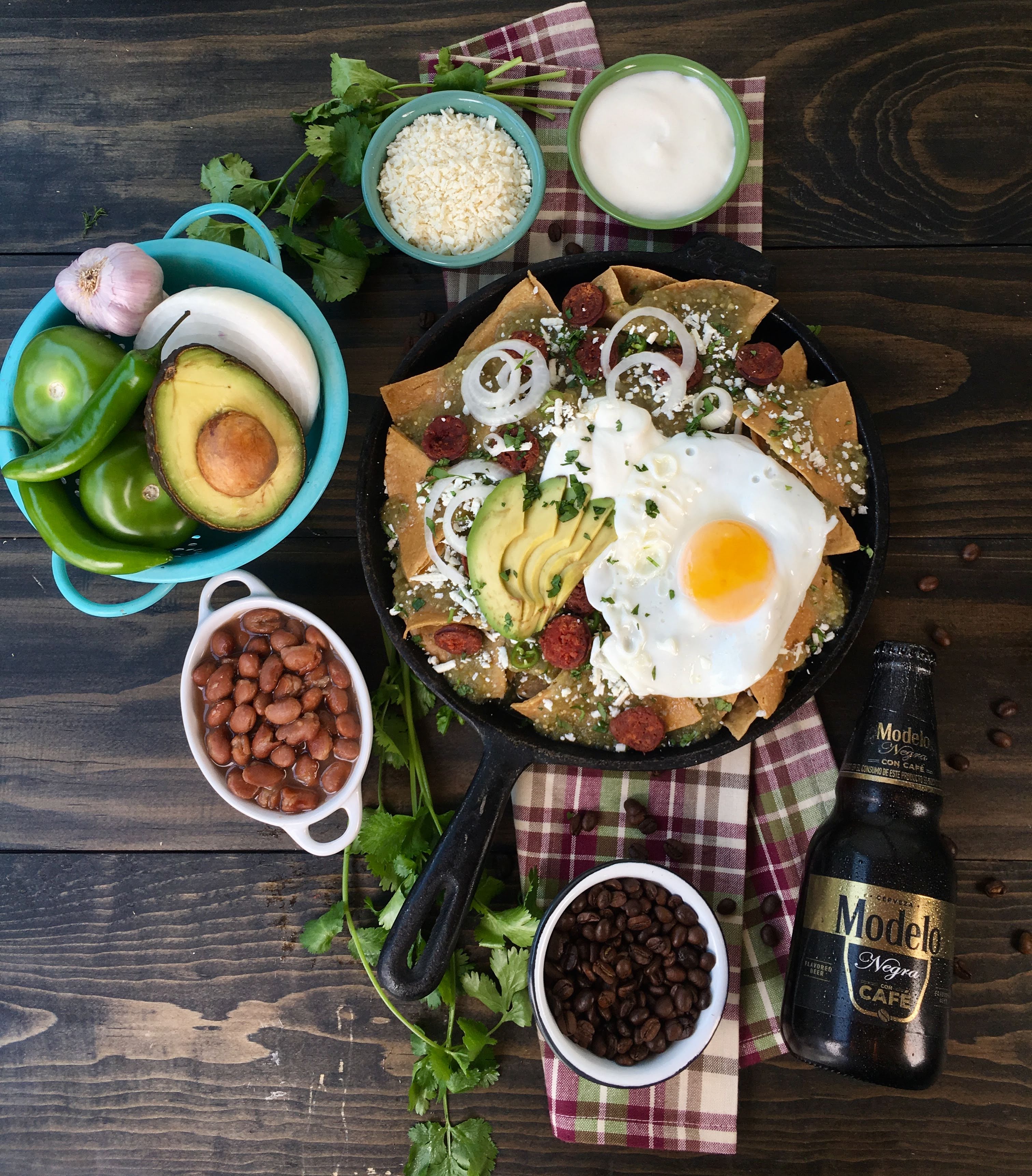 Chilaquiles con huevo estrellado para Cerveza Modelo Negra