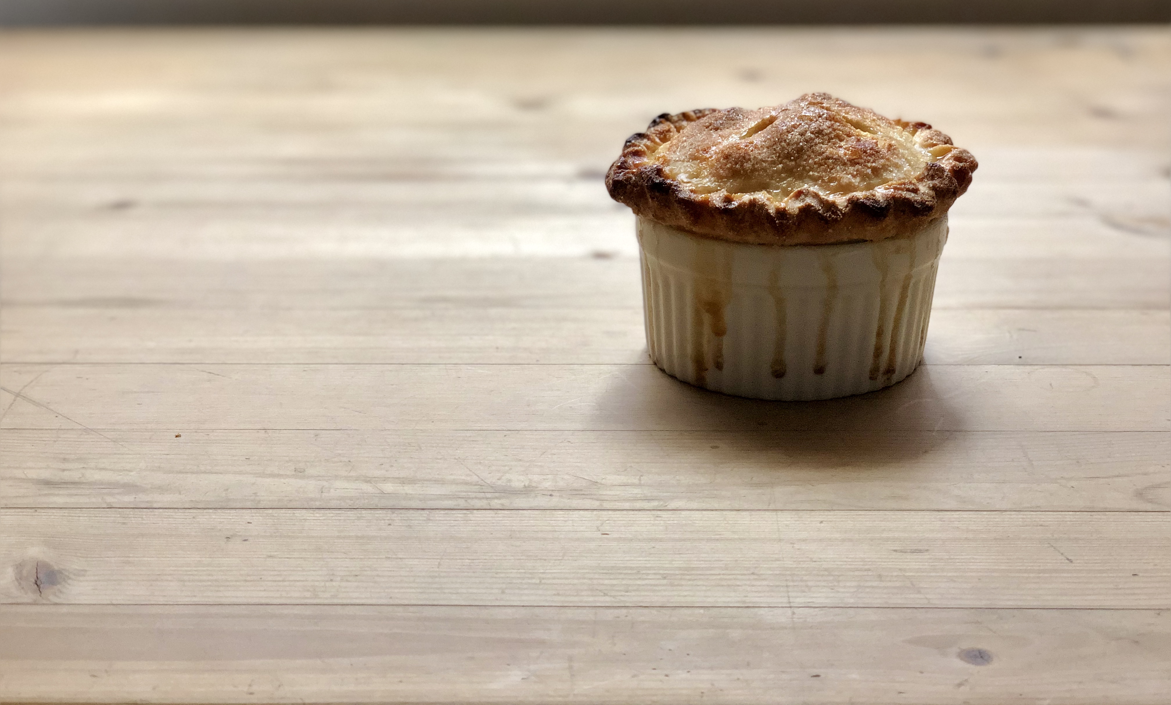 Pastel individual en ramequin — estilismo minimalista