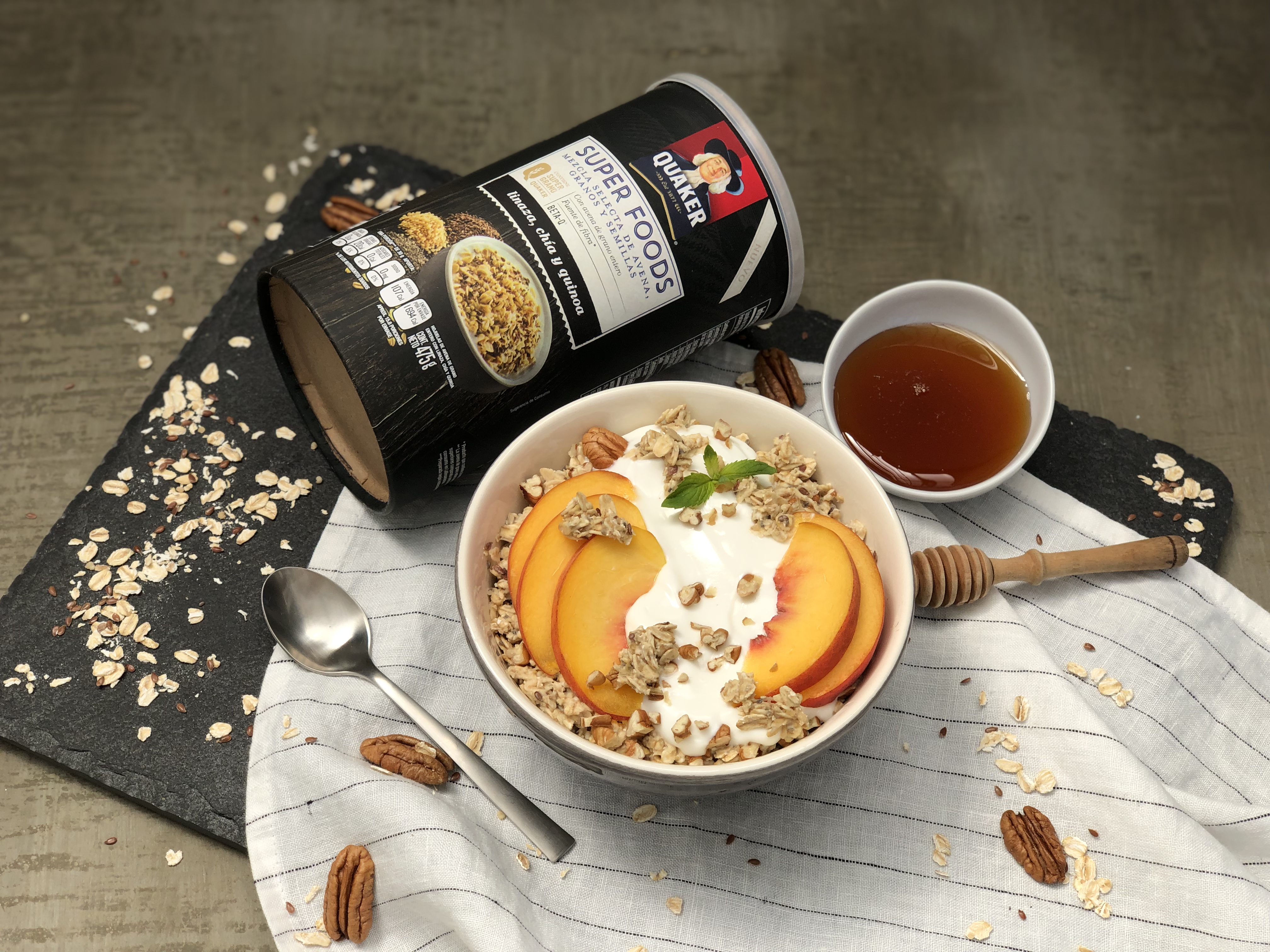 Bowl de granola con durazno y miel — Quaker Super Foods