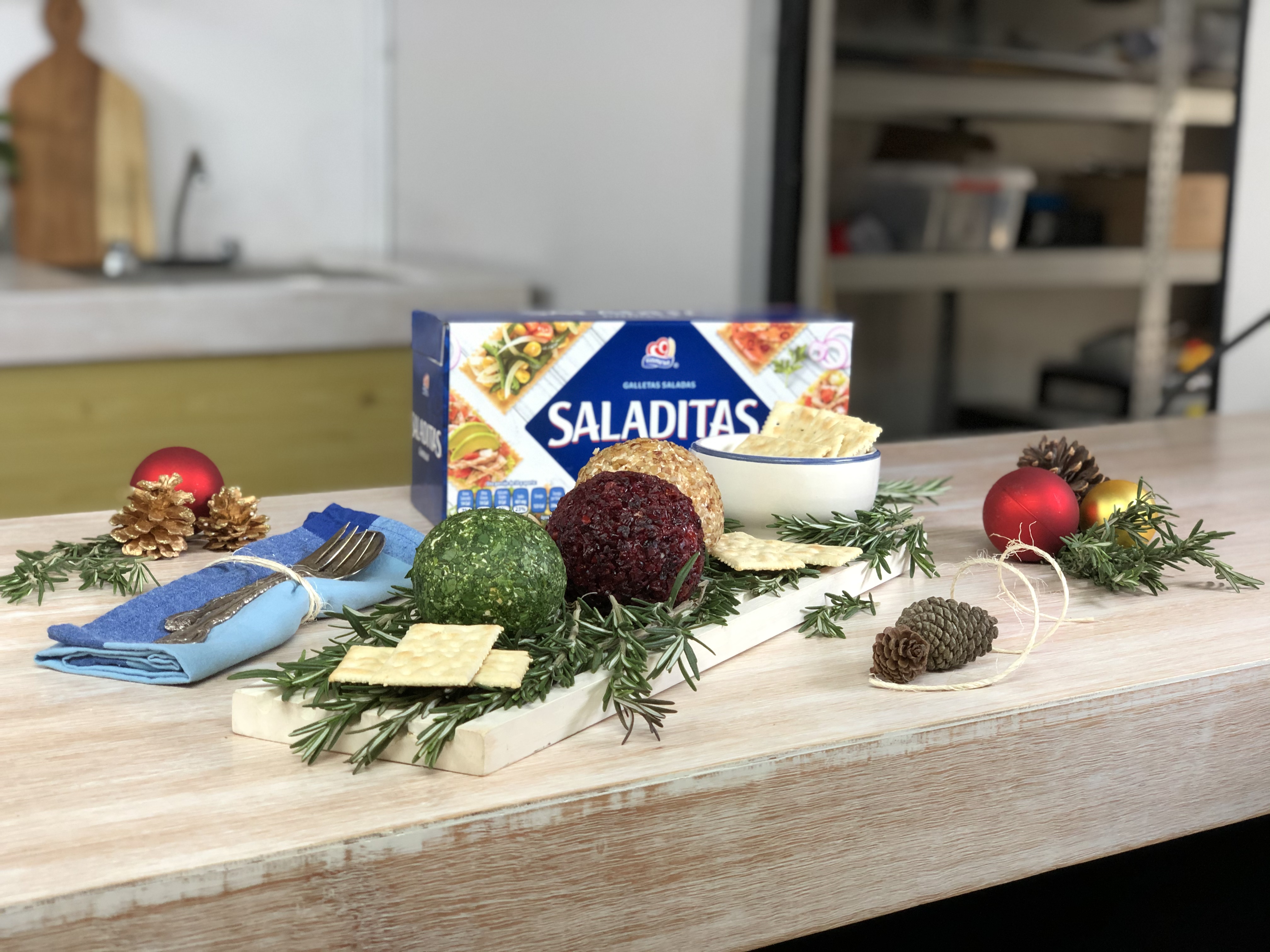 Esferas de queso con Galletas Saladitas — escena navideña