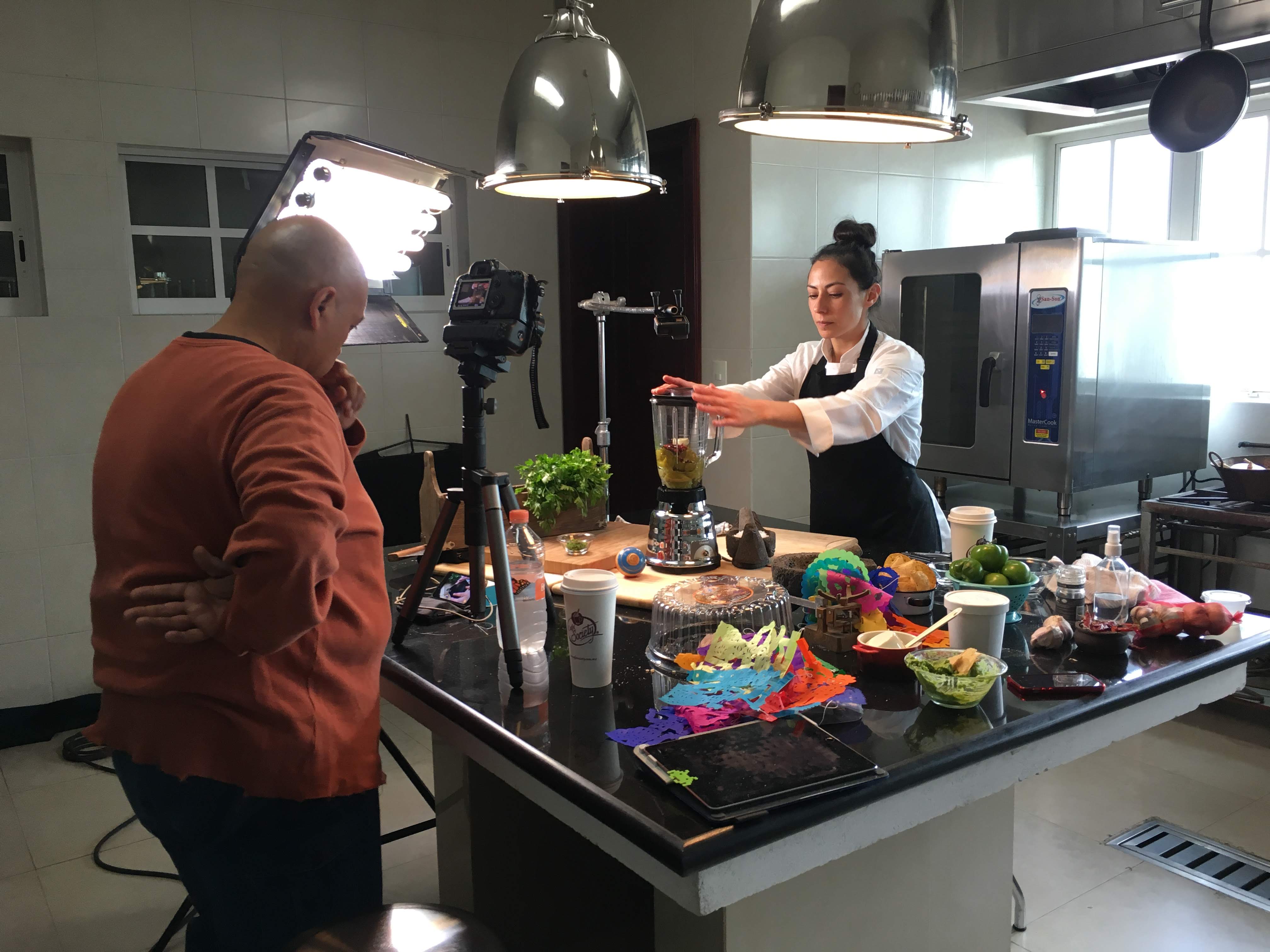 Claudia en set de producción para Two Hungry Mexicans