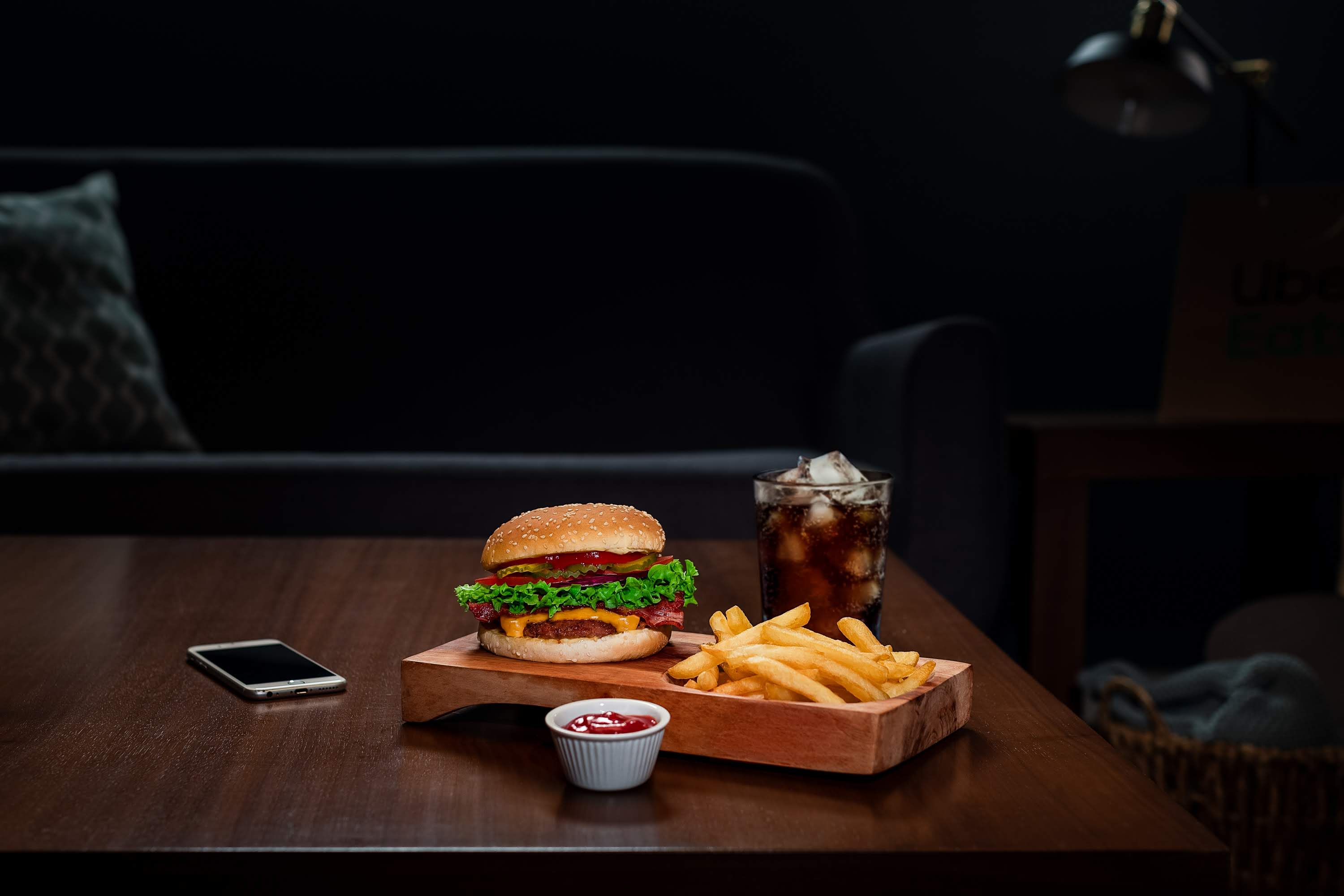 Hamburguesa con papas para campaña Uber Eats